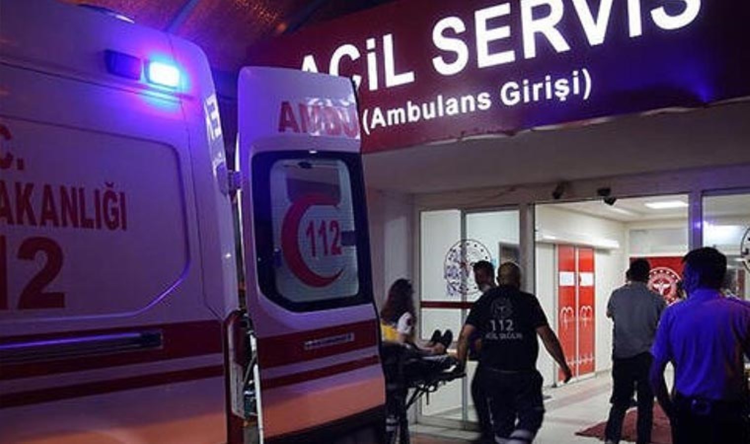 Mersin’de otomobil bariyerlere çarptı: 4 kişi yaralandı