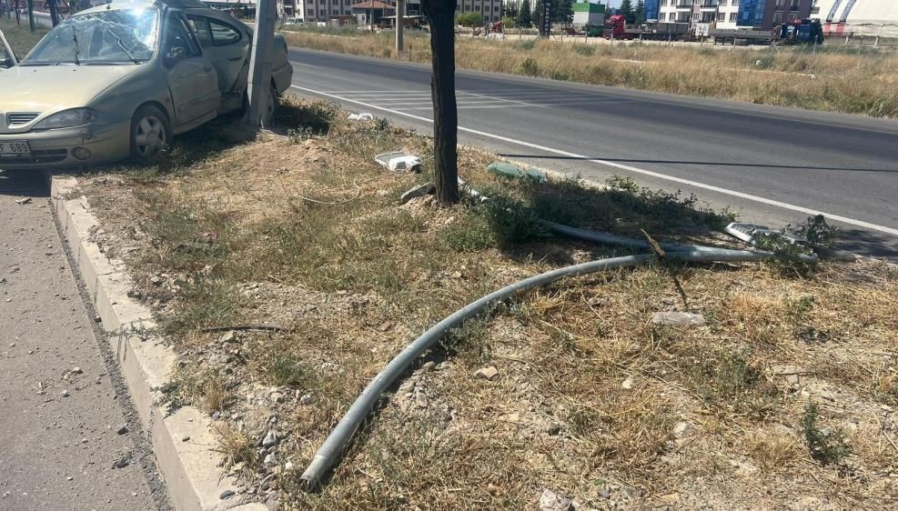 afyonkarahisarda tir ile otomobil carpisti AtWh9BiS