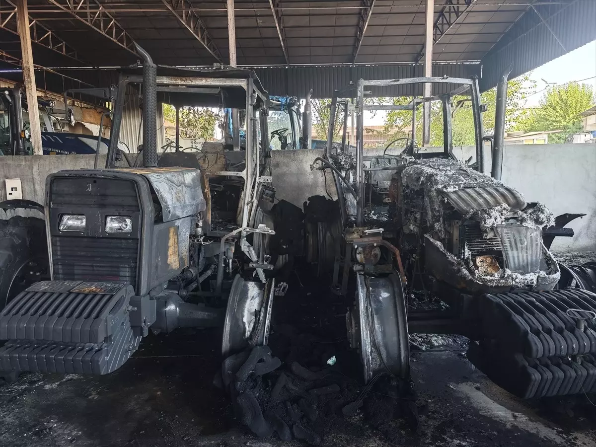 Diyarbakır’da Yangın: 3 İş Yeri ve 19 Traktör Kül Oldu diyarbakirda yangin 3 is yeri ve 19 traktor kul oldu Ob1nkDZ5