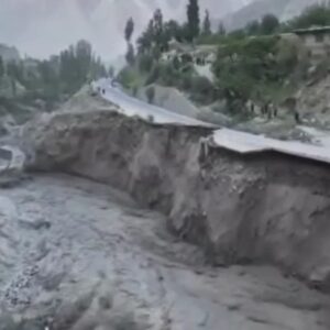 pakistanda heyelan hayatini kaybedenler var NPIM8W4w