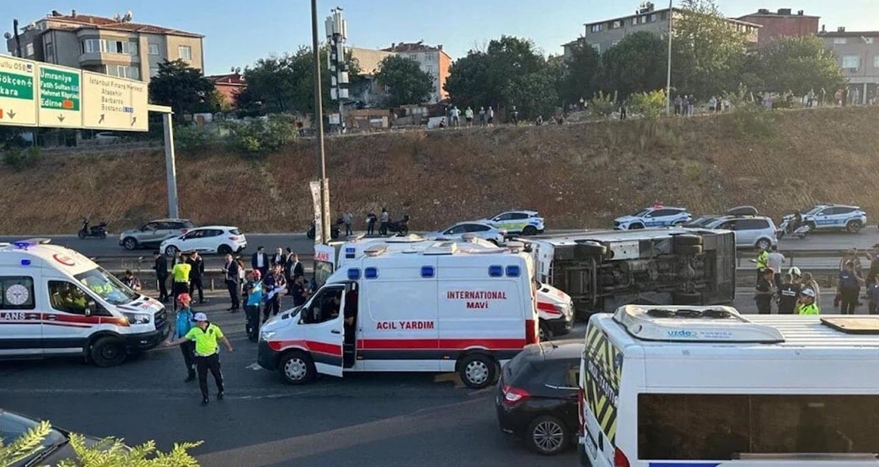 Ümraniye’de servis midibüsü devrildi: Yaralılar var umraniyede servis midibusu devrildi yaralilar var SvWxMOwd