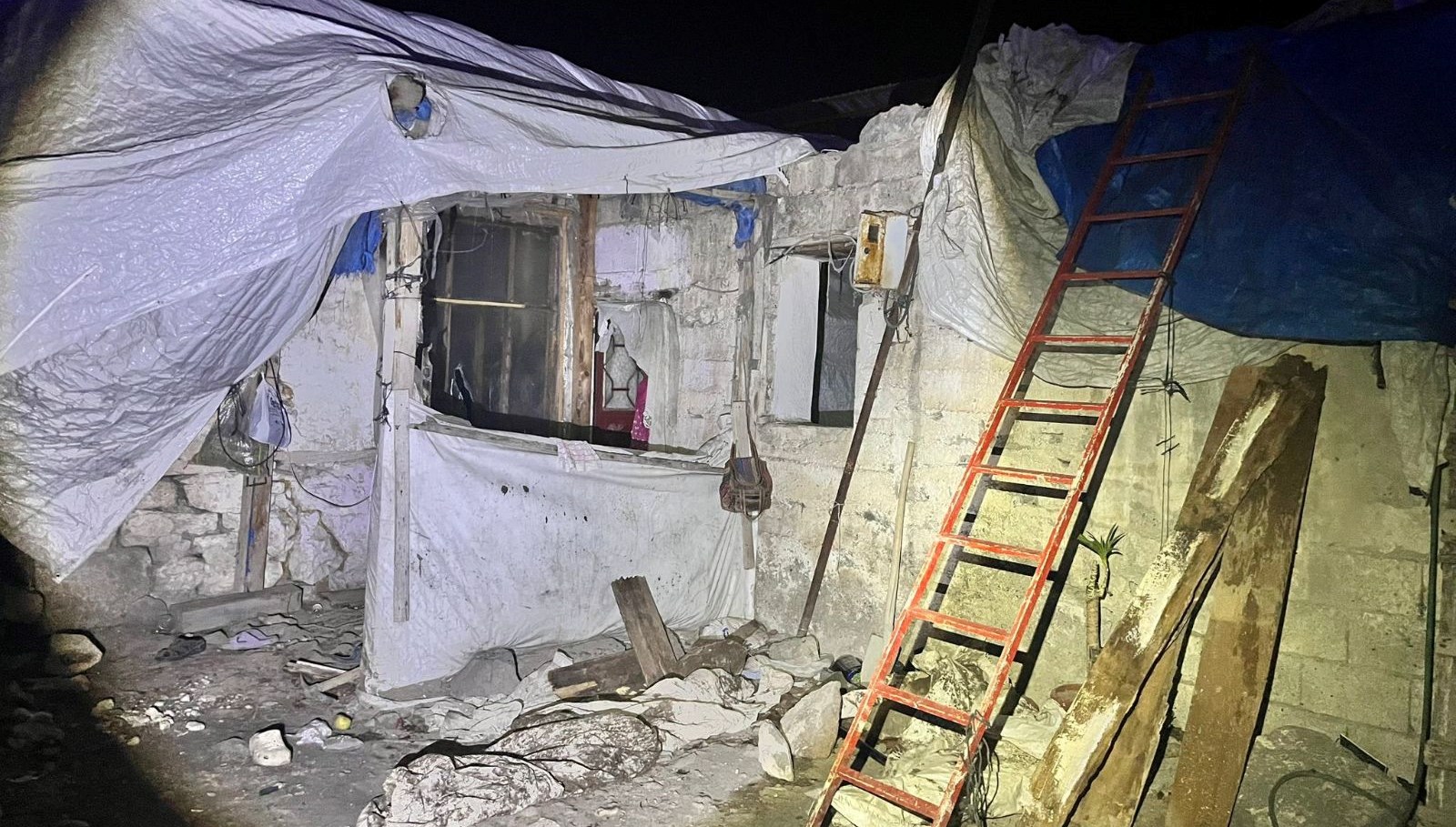 erzurumda evin catisi coktu 3 olu 2 yarali fED5949z