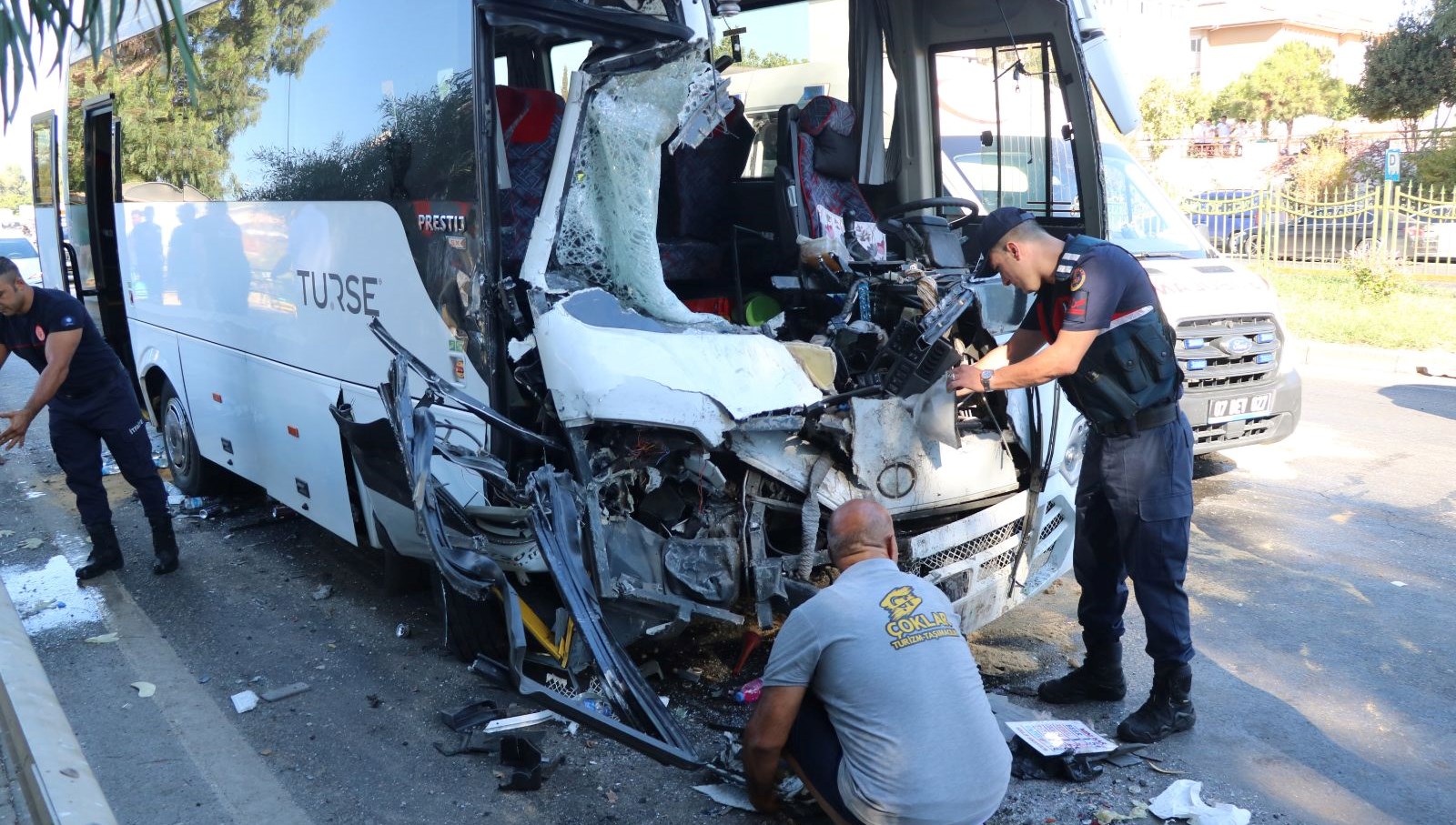 tur otobusuyle yolcu otobusu carpisti 15 yarali GaAUwjK8