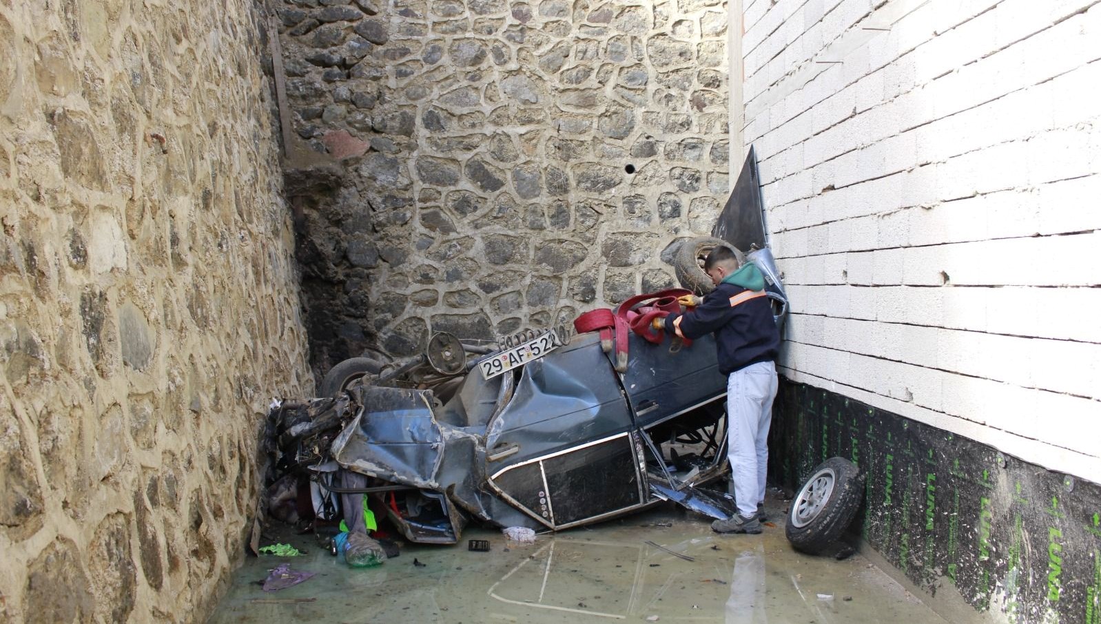 60 metrelik ucurumdan asagiya yuvarlandi SV6jSIEb.jpg