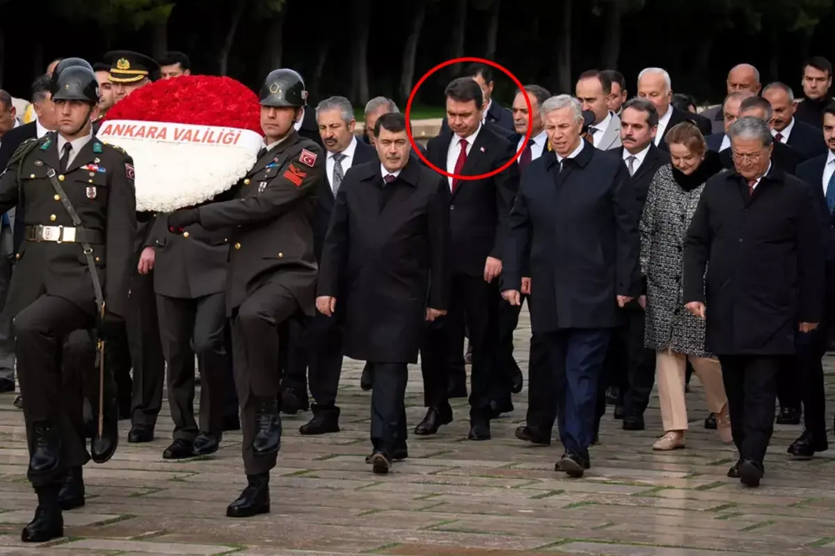 anitkabirdeki torene damga vuran goruntu yavas ve sorusturma izni isteyen bassavci yan yana enWmOkuB.jpg