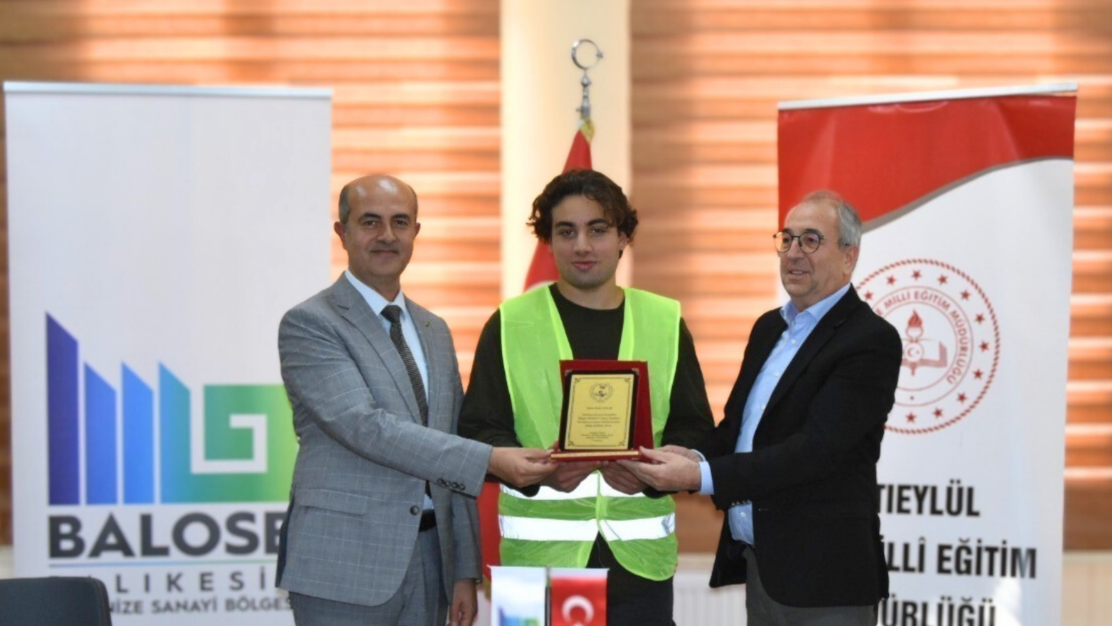 lise ogrencisi demir okula ruzgar turbini ve gunes paneli kurdu DMl7v6vE.jpg