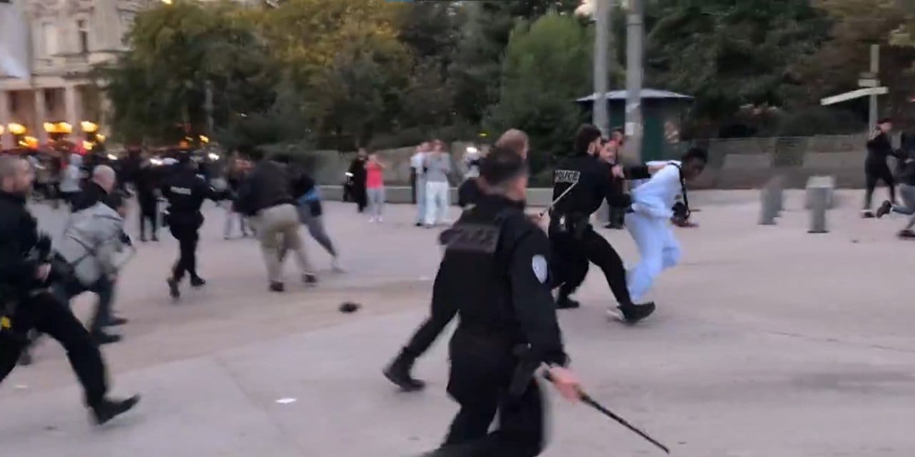 paristeki konserde izdiham arbede yasandi QSSCpqUV.jpg