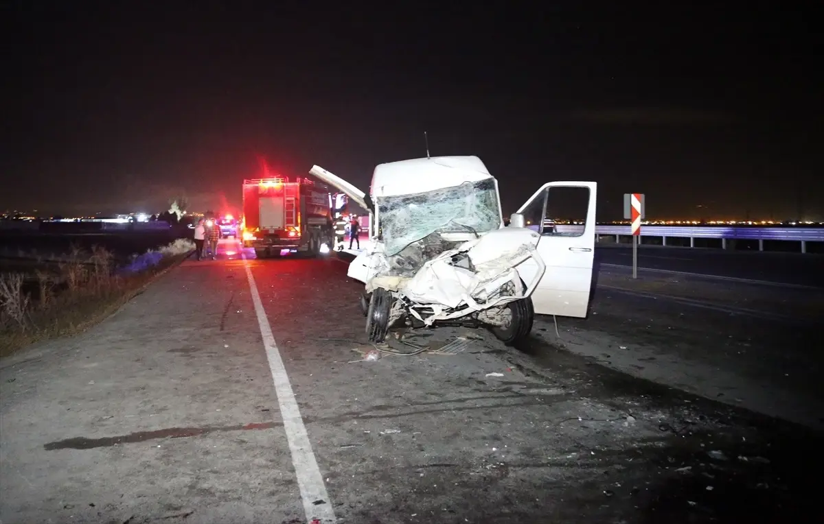 reyhanlida minibus traktor carpismasi 14 yarali 3xuR3GSf.jpg