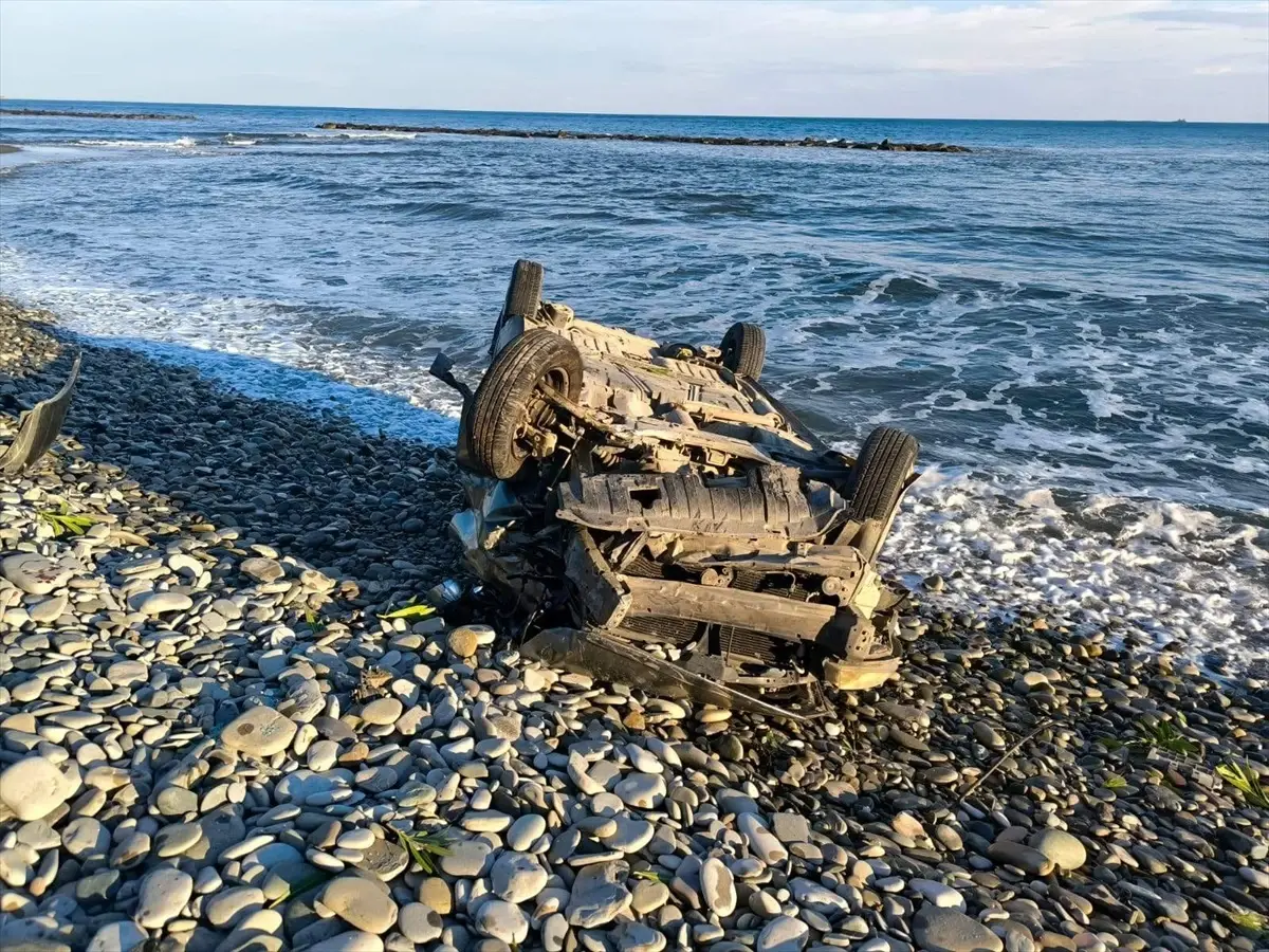 samsunda otomobilin deniz kenarina devrilmesi surucu yaralandi zQqrBeuk