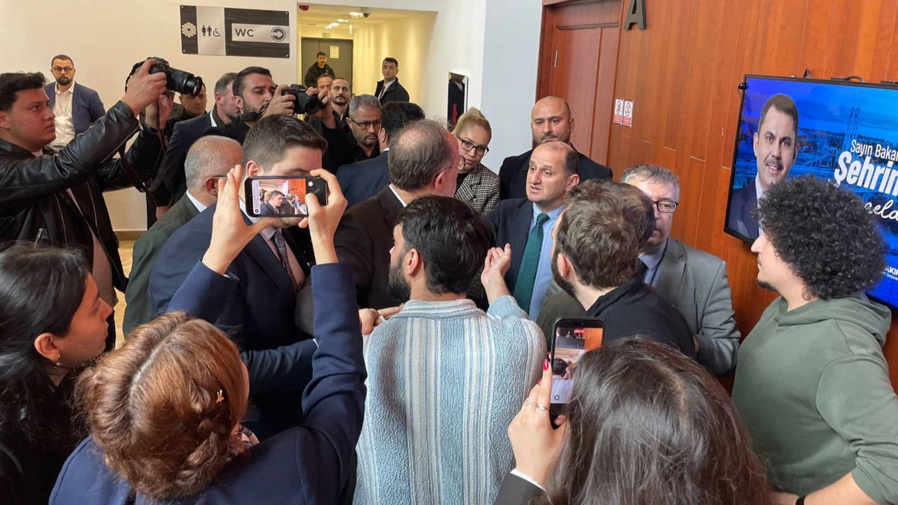 Bakan Kurum’un korumalarından basına saldırı girişimi: Gazeteciler salonu terk etti