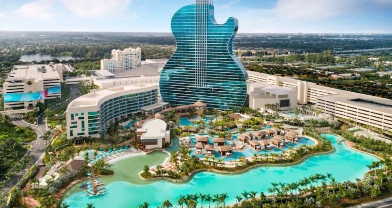 gitara-benzeyen-otel-eglence-baskentinden-gokyuzune-dogru-yukseliyor-9rnu13Sk