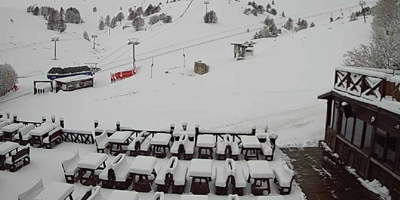 Nisan Ayında Beyaz Cennet’te Kış Sürprizi: 1 Metre Kar Yağdı