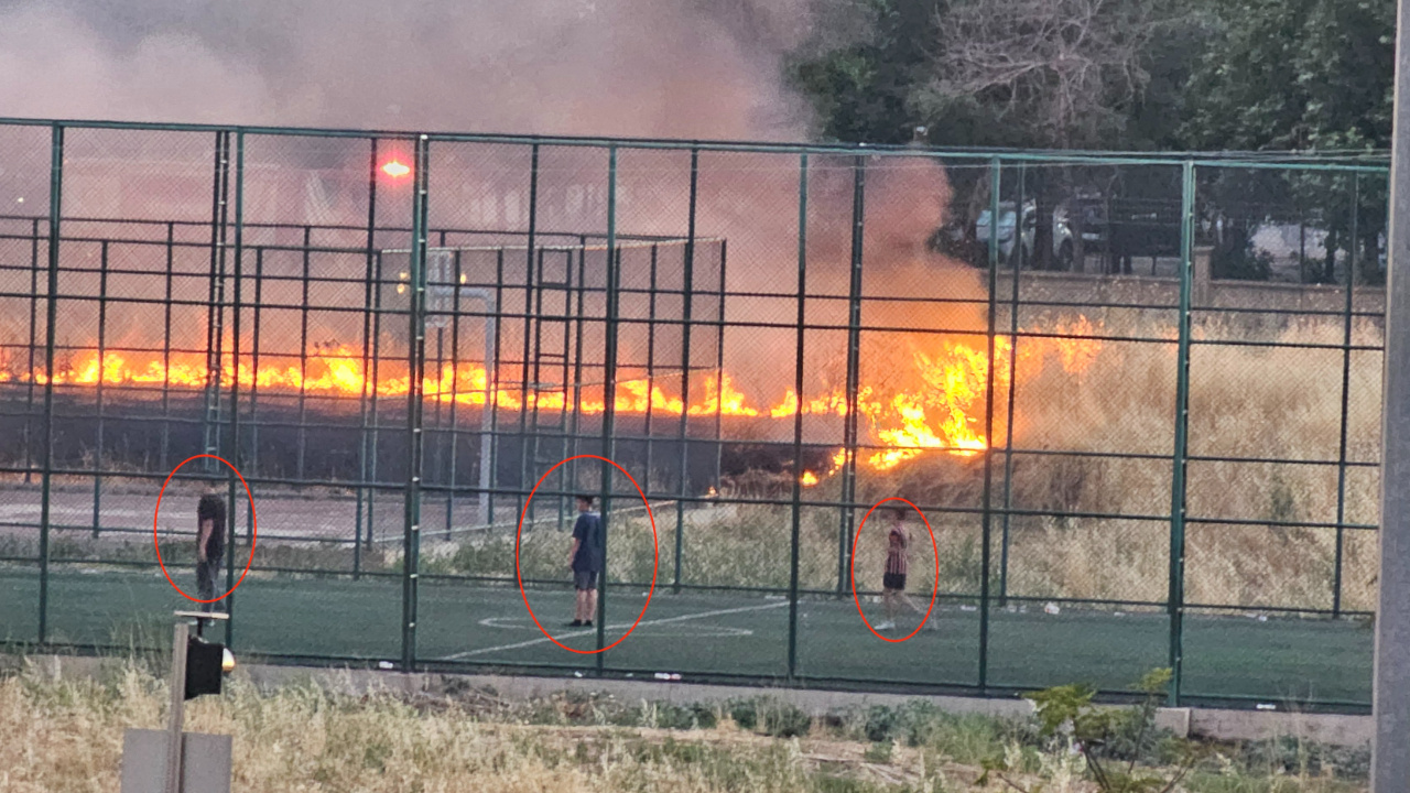 Yangina ragmen futbol alevlerin golgesindeki mac kamerada f94eEX3z
